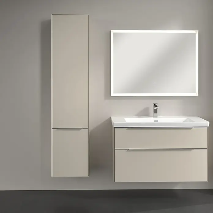 Villeroy & Boch Subway 3.0 Hochschrank - B x T x H: 40 x 36,2 x 171 cm, 2x Tür, Cashmere Grey, Farbe Griff: Aluminium glänzend, DIN Anschlag: Links - Ein elegantes Badezimmer-Ensemble mit einem Waschbeckenunterschrank, einem Hochschrank und einem beleuchteten Spiegel.