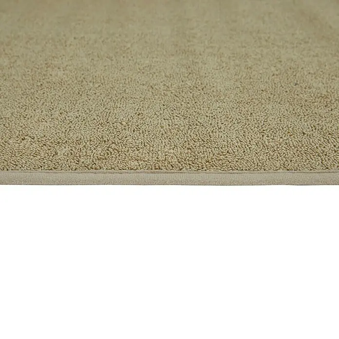 Badteppich Malibu - 60 x 100 cm, Taupe, 100% Polyester - Nahaufnahme eines beigen Badteppichs. Der Teppich hat eine weiche Textur und ist ideal für Badezimmer oder andere Nassbereiche.