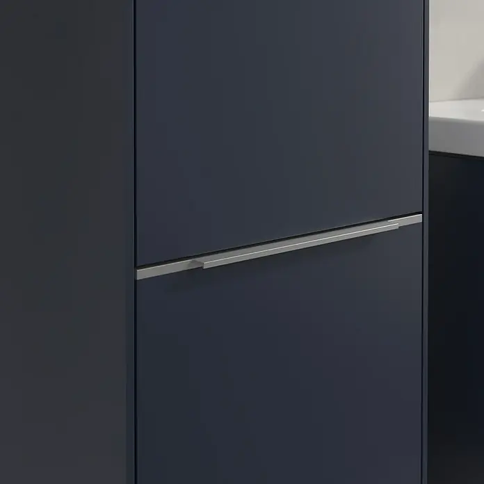 Villeroy & Boch Subway 3.0 Hochschrank - B x T x H: 40 x 36,2 x 171 cm, 2x Tür, Marine Blue, Farbe Griff: Aluminium glänzend, DIN Anschlag: Links - Detailaufnahme eines dunkelblauen Badezimmerschranks mit einem eleganten, silberfarbenen Griff, der ein modernes Designelement hervorhebt.