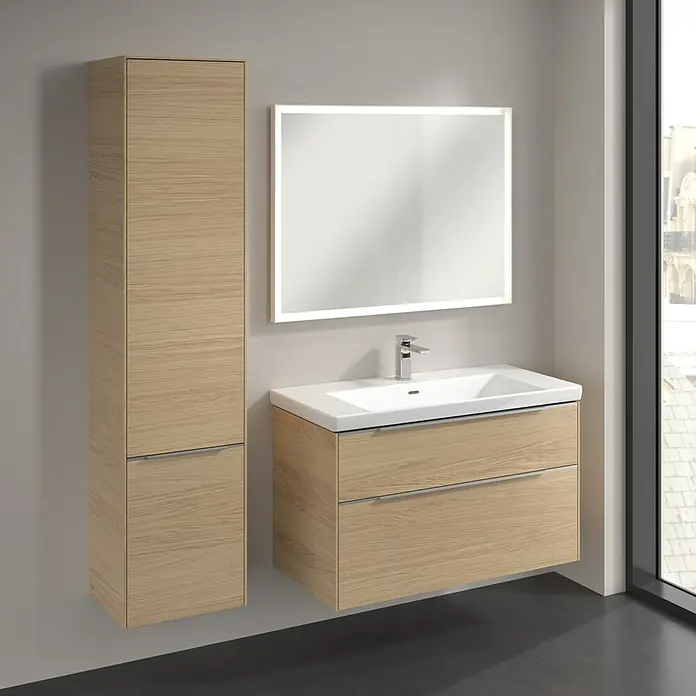 Villeroy & Boch Subway 3.0 Hochschrank - B x T x H: 40 x 36,2 x 171 cm, 2x Tür, Nordik oak, Farbe Griff: Aluminium glänzend, DIN Anschlag: Links - Badezimmer-Ensemble mit Waschtischunterschrank und Hochschrank in Holzoptik, dazu ein beleuchteter Spiegel. Elegantes Design für moderne Bäder.