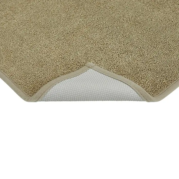 Badteppich Malibu - 60 x 100 cm, Taupe, 100% Polyester - Nahaufnahme eines beigen Badvorlegers mit rutschfester Unterseite.