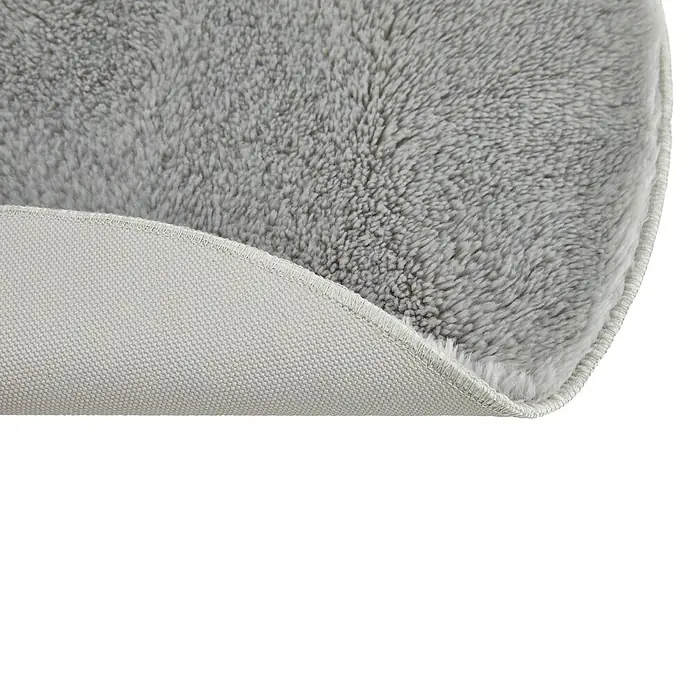 Badteppich Florida - 60 x 60 cm, Grau, 100% Polyester - Detailansicht eines grauen Shaggy-Teppichs, der die Textur und Verarbeitung zeigt. Die Rückseite des Teppichs ist sichtbar und unterstreicht die Qualität.