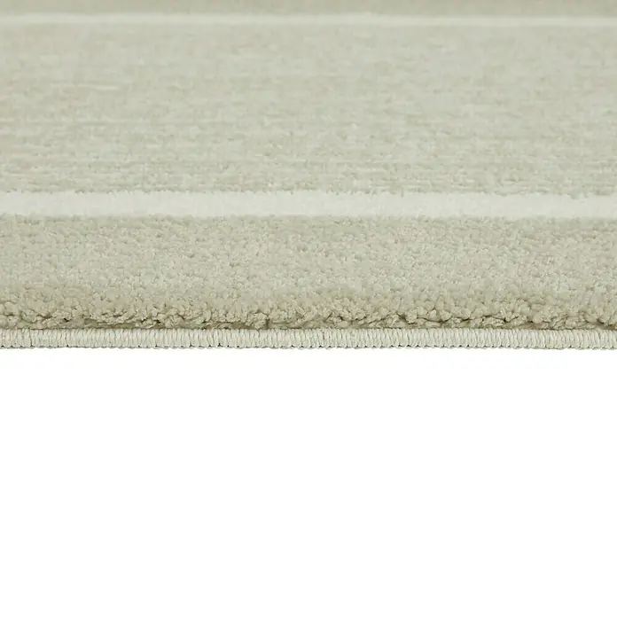 Badteppich Maui - 50 x 80 cm, Beige, 100% Polyester - Nahaufnahme eines Teppichs mit dezenten Streifen und einer feinen Textur, die seine hochwertige Verarbeitung und das ansprechende Design hervorhebt.