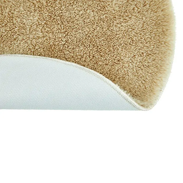 Badteppich Florida - 60 x 60 cm, Taupe, 100% Polyester - Nahaufnahme einer beigen Badematte, die ihre weiche Textur und rutschfeste Unterseite zeigt, ideal für Komfort und Sicherheit im Badezimmer.