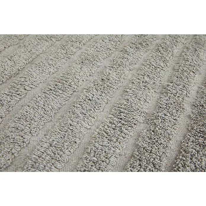 Badteppich Havanna - 50 x 80 cm, Taupe, Stripe, 80% Baumwolle, 20% Polyester - Nahaufnahme eines beigen Handtuchs mit einem erhabenen Streifenmuster, das Textur und Komfort betont. Perfekt für Ihr Badezimmer.