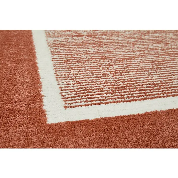 Badteppich Maui - 50 x 80 cm, Rostrot, 100% Polyester - Nahaufnahme eines eleganten Teppichs in Terrakotta mit einem schmalen, weißen Rand und einem gestreiften Innenmuster.