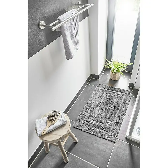 Badteppich Havanna - 50 x 80 cm, Grau, Border, 80% Baumwolle, 20% Polyester - Ein Badezimmer mit grauer Badematte, Handtuchhalter mit Handtüchern und einem kleinen Hocker mit Bürste und Handtuch.