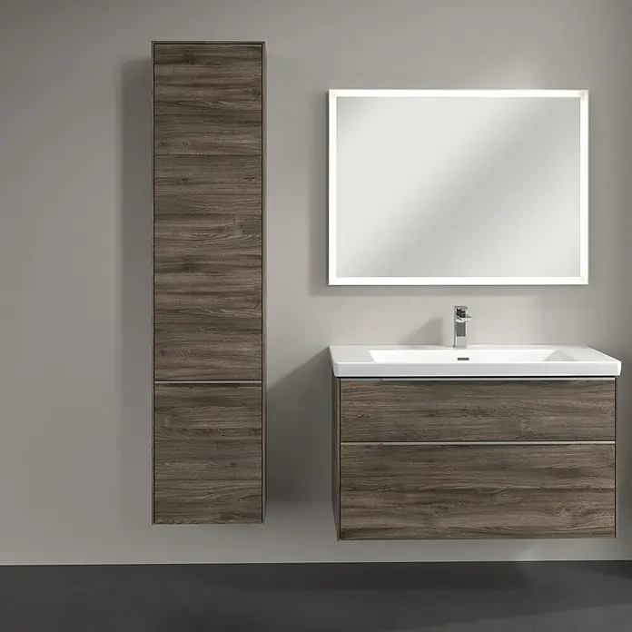 Villeroy & Boch Subway 3.0 Hochschrank - B x T x H: 40 x 36,2 x 171 cm, 2x Tür, Stone Oak, Farbe Griff: Aluminium glänzend, DIN Anschlag: Links - Badezimmer mit Waschtischunterschrank, Waschbecken und Spiegelschrank mit integrierter Beleuchtung, sowie einem Hochschrank im Holzdesign.