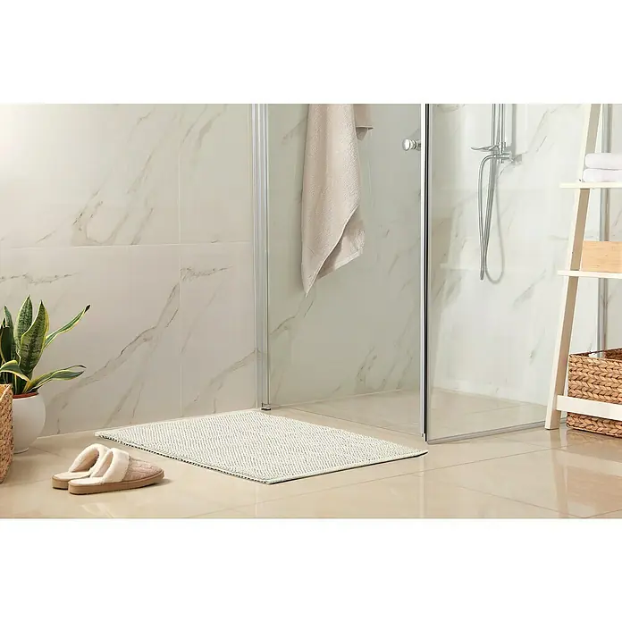 Badteppich Atlanta - 50 x 80 cm, Weiß, 100% Baumwolle - Duschmatte im Badezimmer mit Pflanzen und Handtüchern.
