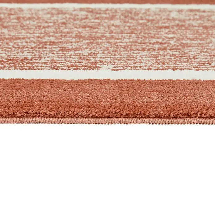 Badteppich Maui - 50 x 80 cm, Rostrot, 100% Polyester - Nahaufnahme eines Teppichs mit Streifen in verschiedenen Rosatönen und Weiß. Die Textur des Teppichs ist deutlich erkennbar.