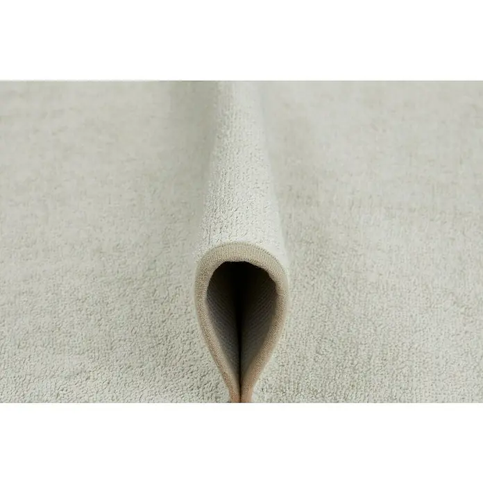 Badteppich Malibu - 60 x 100 cm, Beige, 100% Polyester - Nahaufnahme eines hellen, gerollten Badeteppichs, der seine Textur und Farbe hervorhebt. Die sanfte Wölbung lädt zum Anfassen ein.