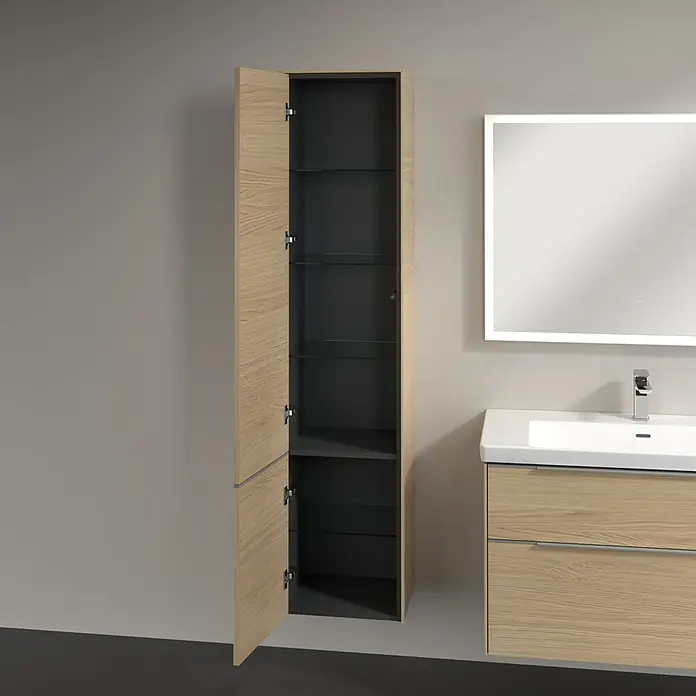 Villeroy & Boch Subway 3.0 Hochschrank - B x T x H: 40 x 36,2 x 171 cm, 2x Tür, Nordik oak, Farbe Griff: Aluminium glänzend, DIN Anschlag: Links - Ein offener, schmaler Badezimmerschrank in Holzoptik mit dunklen Innenflächen und Glasböden neben einem Waschtisch.