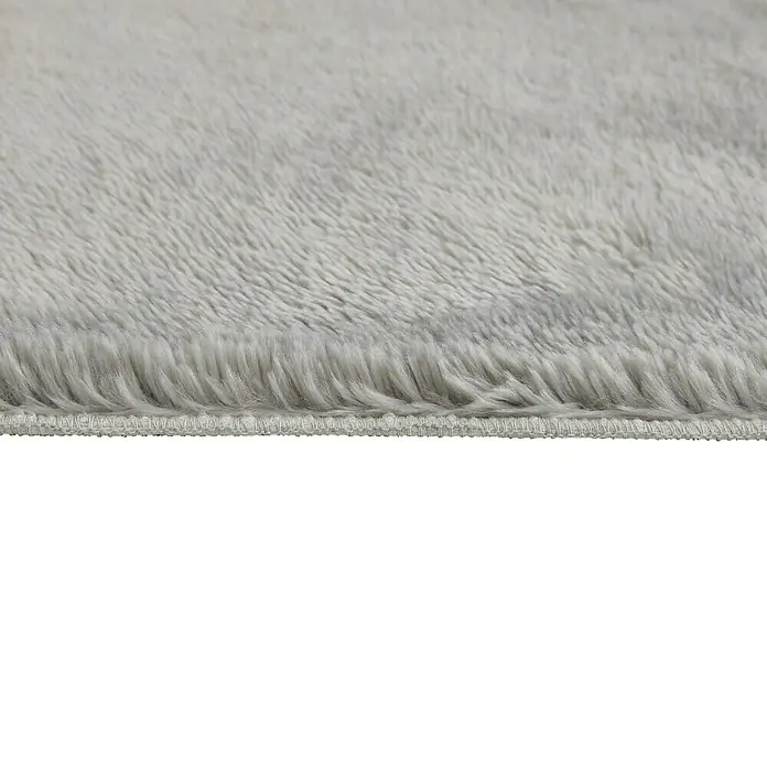 Badteppich Florida - 60 x 100 cm, Grau, 100% Polyester - Nahaufnahme eines hellgrauen, weichen Teppichs, der seine flauschige Textur und den sauberen Rand zeigt.
