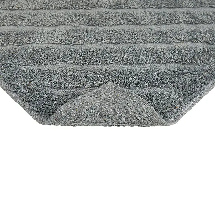 Badteppich Havanna - 50 x 80 cm, Grau, Stripe, 80% Baumwolle, 20% Polyester - Ein grauer Badteppich mit strukturiertem Muster und umgeschlagener Ecke, der die Textur und Verarbeitung des Produkts hervorhebt.