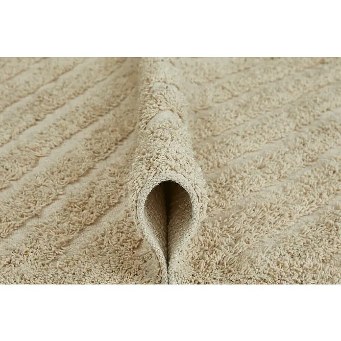 Badteppich Havanna - 50 x 80 cm, Beige, Stripe, 80% Baumwolle, 20% Polyester - Nahaufnahme eines beigen Teppichs mit Streifenmuster und aufgerollter Kante, der die Textur und Qualität hervorhebt.