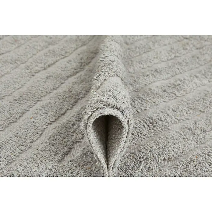 Badteppich Havanna - 50 x 80 cm, Taupe, Stripe, 80% Baumwolle, 20% Polyester - Nahaufnahme eines grauen Frottierhandtuchs mit gerippter Textur, das die weiche Beschaffenheit und die Details des Materials hervorhebt.