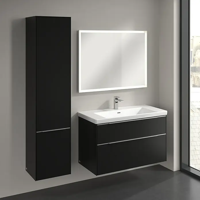 Villeroy & Boch Subway 3.0 Hochschrank - B x T x H: 40 x 36,2 x 171 cm, 2x Tür, Volcano Black, Farbe Griff: Aluminium glänzend, DIN Anschlag: Links - Badezimmereinrichtung mit schwarzem Waschtischunterschrank, weißem Aufsatzwaschbecken, Spiegelschrank und Hochschrank.