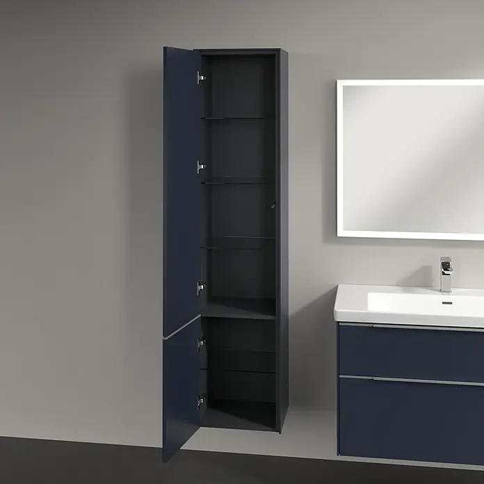Villeroy & Boch Subway 3.0 Hochschrank - B x T x H: 40 x 36,2 x 171 cm, 2x Tür, Marine Blue, Farbe Griff: Aluminium glänzend, DIN Anschlag: Links - Ein offener Badezimmerschrank in Marineblau mit Glasböden und einer passenden Waschtischkombination mit Spiegel.