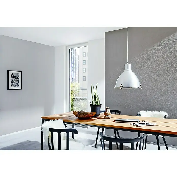 Knauf Putz-Abtönfarbe Compact Color - Schiefer, 2 g - Modern gestalteter Essbereich mit Fokus auf einer stilvollen, weißen Hängelampe, die für eine angenehme Atmosphäre sorgt.