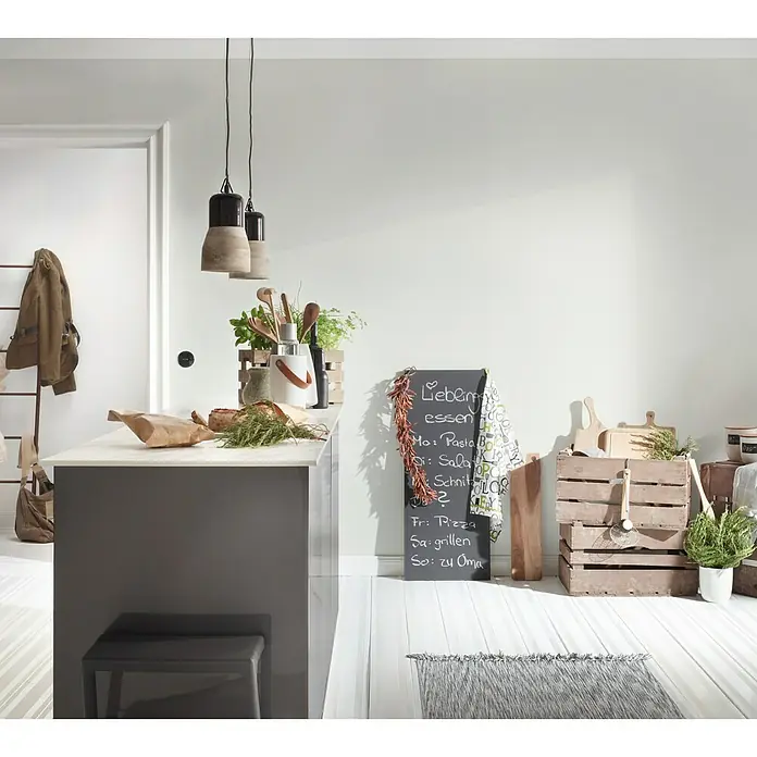 A.S. Création Vliestapete Uni - Weiß, Uni, 10,05 x 0,53 m - Kücheninterieur mit Fokus auf einer Tafel mit handgeschriebenen Menüpunkten, umgeben von dekorativen Küchenutensilien und rustikalen Elementen.