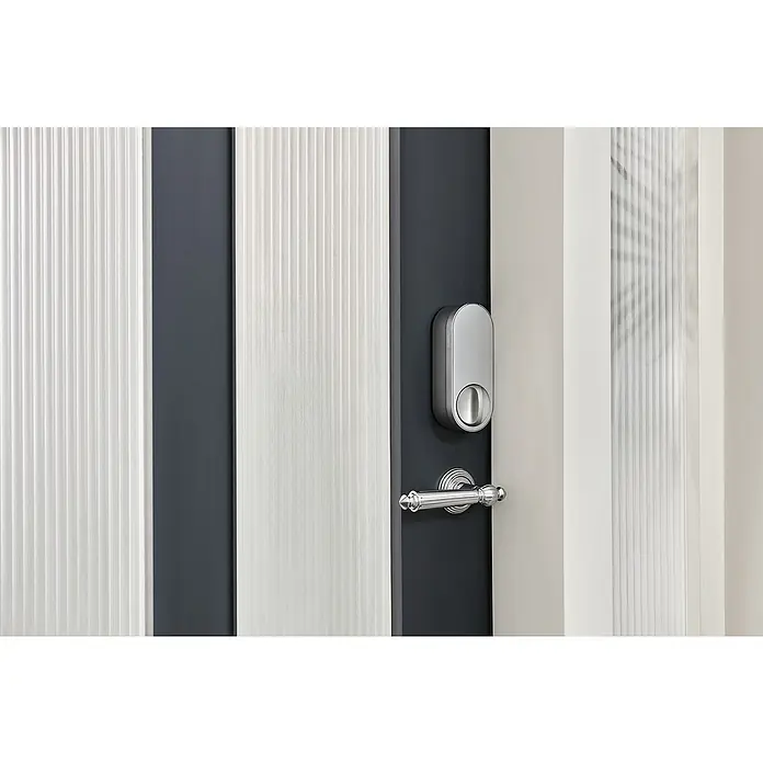 Aqara Elektronisches Türschloss SMART LOCK U200 - Bedienung: Fingerabdruck, Zugangscode, Smartphone, Geeignet für: Türen, Silber - Nahaufnahme einer Haustür mit einem modernen, silberfarbenen, intelligenten Schloss und einem passenden Türgriff.