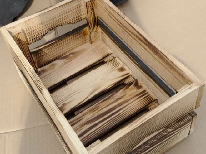 Holzkiste am Boden