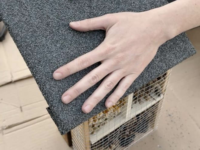 Das Bitumendach wird auf das Insektenhotel geklebt