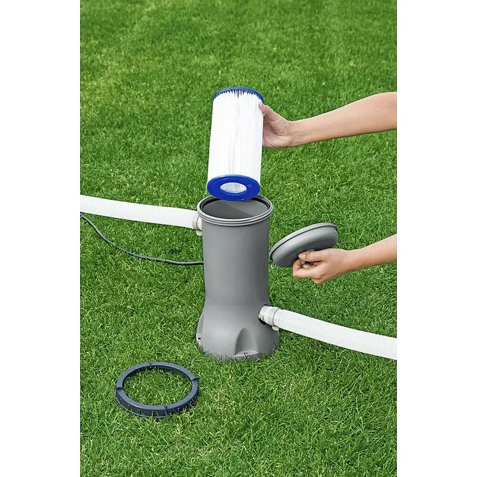 Bestway Filterkartusche - Filterleistung: 5.678 l/h - Ein Bestway-Poolfilter wird auf Rasen installiert, um das Wasser sauber zu halten.