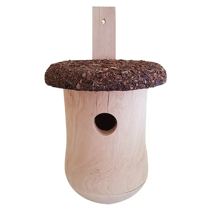 Nistkasten KG17452 - 18 x 33 x 18 cm, Holz - Dieses Bild zeigt ein bezauberndes Vogelhaus in Form einer Eichel, gefertigt aus hellem Holz und mit einem natürlichen Korkdach versehen.