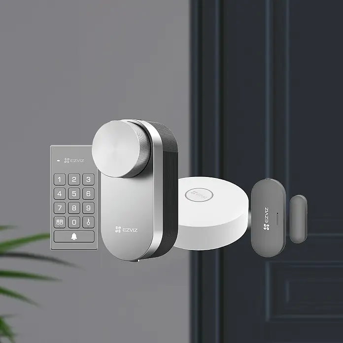 EZVIZ Elektronisches Türschloss-Set DL01 PRO Kit - 3 -tlg., Anzahl Schlüssel: 2 Stk. - Das Bild zeigt ein intelligentes Türschloss-Set von EZVIZ, bestehend aus einem Schloss, Keypad, Hub und Türsensor, vor einer Tür.