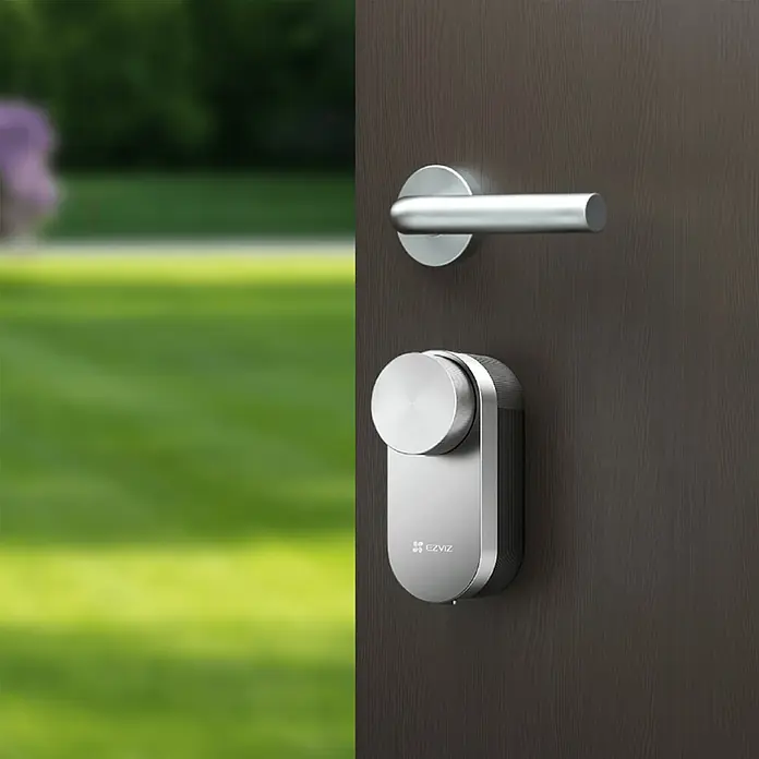 EZVIZ Elektronisches Türschloss-Set DL01 PRO Set - 2 -tlg., Anzahl Schlüssel: 2 Stk. - Nahaufnahme eines EZVIZ Smart Lock an einer Holztür mit einem silbernen Türgriff.