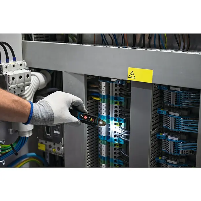 Bosch Professional Spannungsprüfer GVD 1000-17 - 24 V - 1.000 V, Blau, Schwarz - Ein Elektriker überprüft mit einem Spannungsprüfer eine elektrische Anlage, wobei die LED-Leuchte die Sichtbarkeit erhöht.