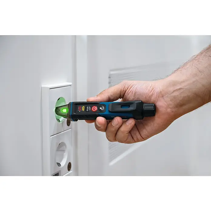 Bosch Professional Spannungsprüfer GVD 1000-17 - 24 V - 1.000 V, Blau, Schwarz - Ein berührungsloser Spannungsprüfer von Bosch wird in eine Steckdose gesteckt, wobei die Spitze grün leuchtet, was auf Spannung hinweist.