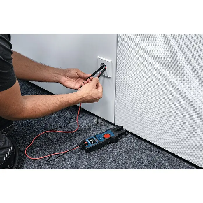 Bosch Professional Stromzange GFM 1000-15 - 1.000 V, Blau, Schwarz - Ein Elektriker prüft mit einem Bosch Multimeter die Spannung einer Steckdose. Das Gerät zeigt eine Spannung von 236,5 Volt an.