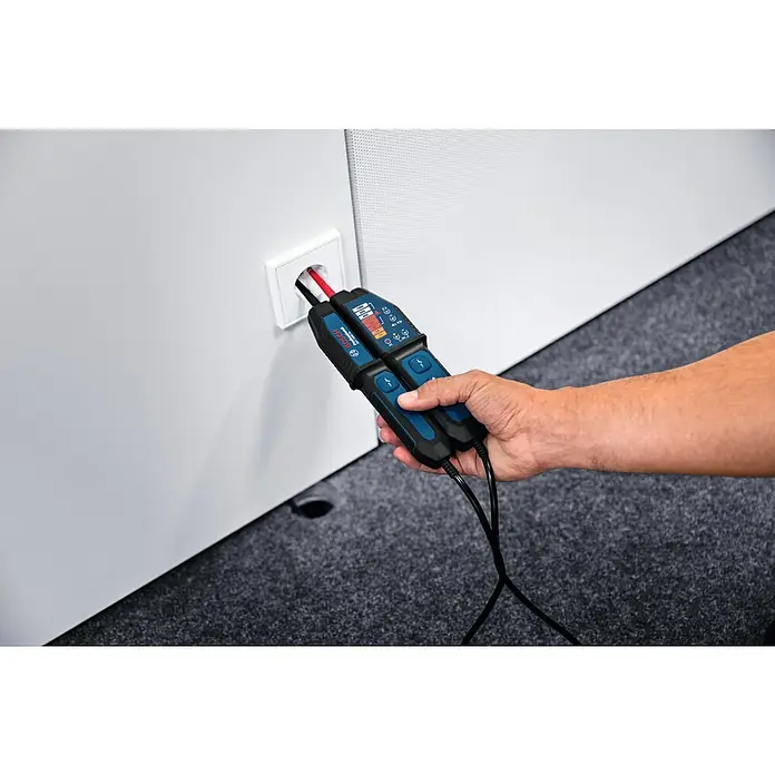 Bosch Professional Spannungsprüfer GVT 1000-15 - 1.000 V, Blau, Schwarz - Das Bild zeigt einen Bosch Professional Spannungsprüfer beim Messen einer Steckdose. Das Gerät ist blau und schwarz und misst die Spannung.