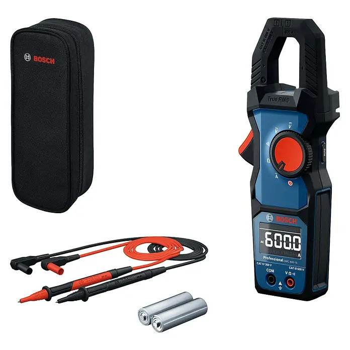 Bosch Professional Stromzange GMC 600-15 - 600 V, Blau, Schwarz - Abgebildet ist ein Bosch GMC 600-15 Digital-Clamp-Meter mit Zubehör, wie z.B. Batterien, Messleitungen und einer Tragetasche.
