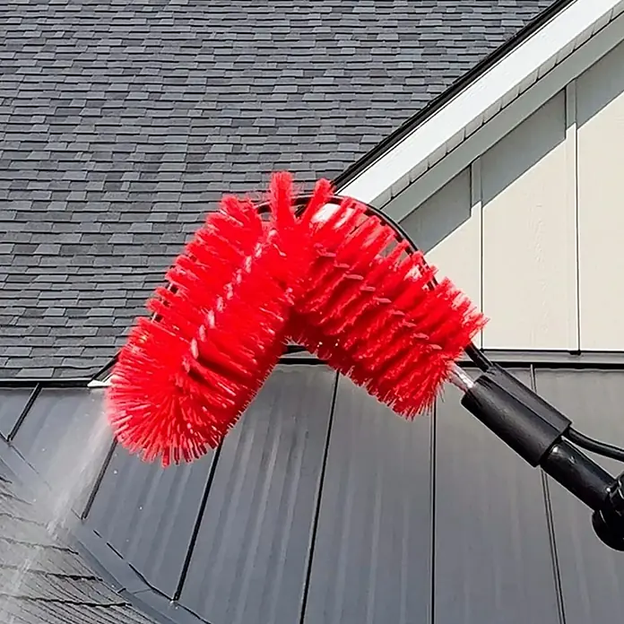 Starlyf Reinigungsbürste Gutter Brush - Passend für: Starlyf Reinigungs- & Polierbürste Telescopic Hydrocleaner - Rote Dachrinnenbürste in Aktion, die Dachrinnen reinigt. Professionelles Werkzeug für die Wartung von Dächern.