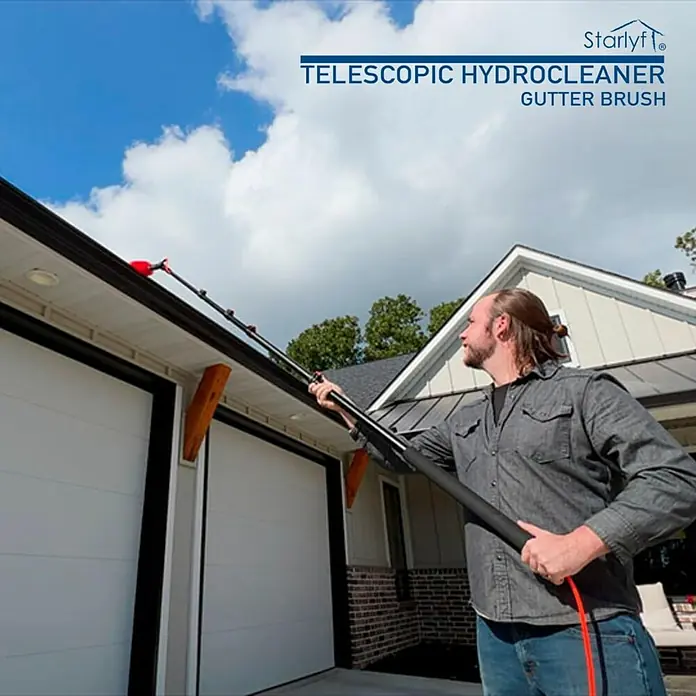Starlyf Reinigungsbürste Gutter Brush - Passend für: Starlyf Reinigungs- & Polierbürste Telescopic Hydrocleaner - Ein Mann benutzt eine Teleskop-Hydroreiniger-Dachrinnenbürste, um die Dachrinne eines Hauses zu reinigen.