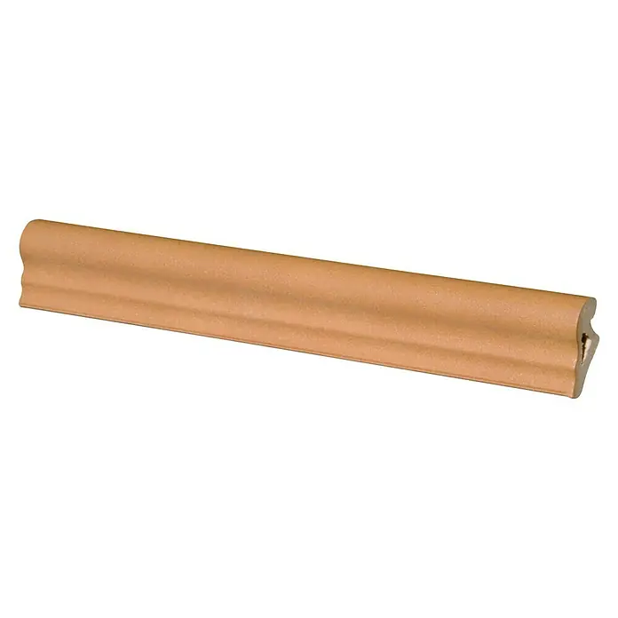 Perfil de acabado para peldaño T276 - Largo: 36 cm - Primer plano de un borde de azulejo de terracota con bordes redondeados y una superficie lisa, ideal para acabados decorativos de pared.