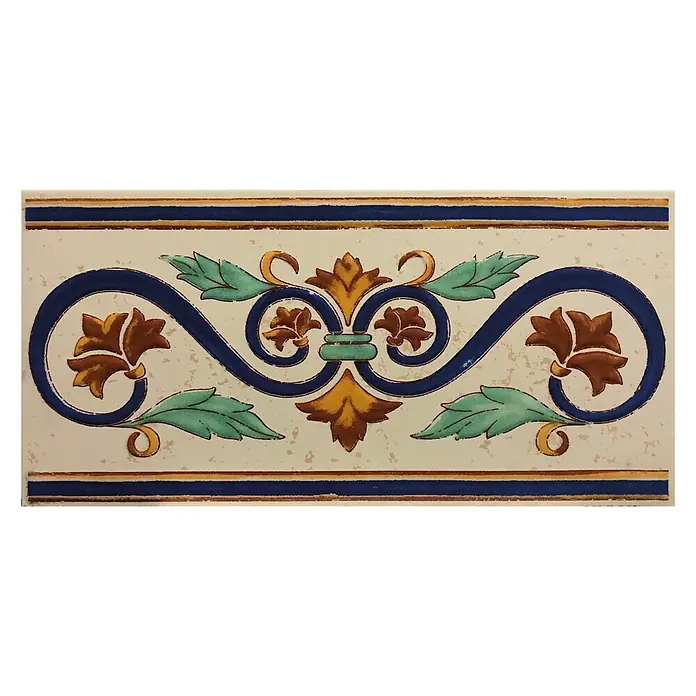 Cenefa para baldosas DV-30018 - 32 x 16 cm, Beige/Terracota - Primer plano de una baldosa de cerámica decorativa con un borde ornamental floral en azul, verde, dorado y marrón sobre fondo beige.