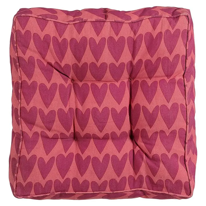 Mica Decorations Sitzkissen - L x B x H: 47 x 47 x 10 cm, Rosa, Herzen - Herzförmiges Sitzkissen: Ein quadratisches Sitzkissen mit einem Muster aus magentaherzförmigen Motiven auf rotem Grund. Ideal für gemütliche Akzente.