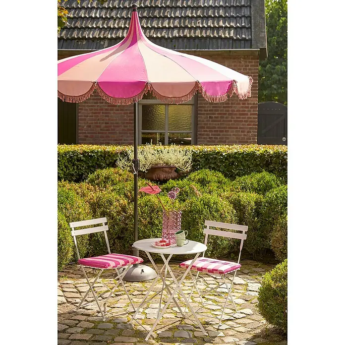 Mica Decorations Strandschirm - Rosa, Durchmesser Bespannung: 220 cm - Gartenmöbel-Set unter pink gestreiftem Sonnenschirm: Einladender Tisch mit Stühlen, perfekt für entspannte Stunden im Freien.
