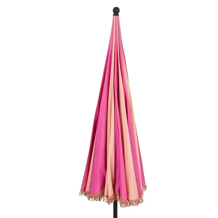 Mica Decorations Strandschirm - Rosa, Durchmesser Bespannung: 220 cm - Ein geschlossener, gestreifter Sonnenschirm in Pink- und Rosatönen mit dekorativen Fransen. Perfekt für stilvollen Sonnenschutz.