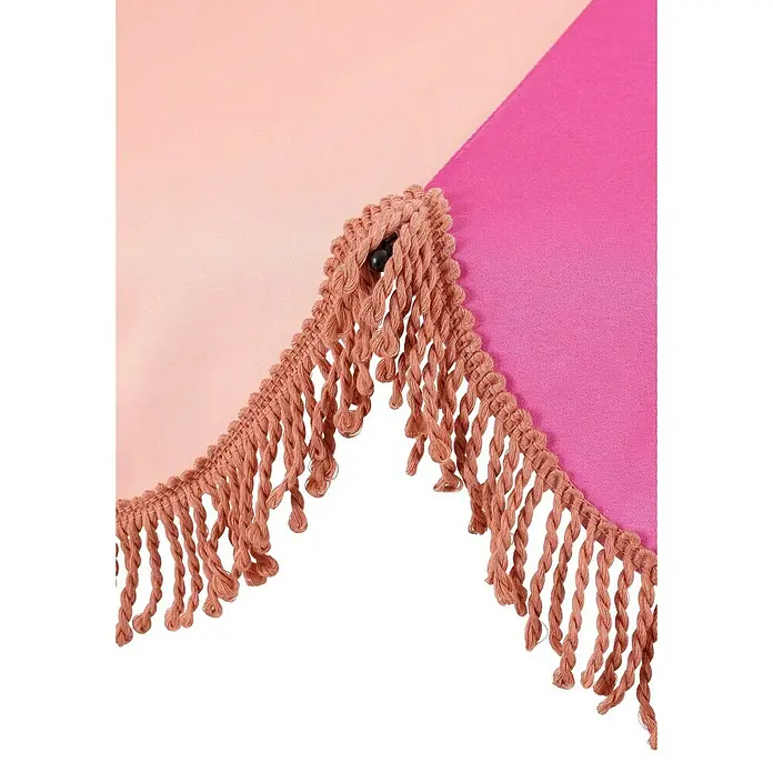 Mica Decorations Strandschirm - Rosa, Durchmesser Bespannung: 220 cm - Nahaufnahme eines rosa Kissens mit Fransenborte, das die weiche Textur und die dekorativen Details hervorhebt.