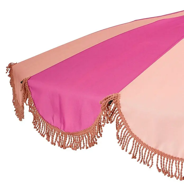 Mica Decorations Strandschirm - Rosa, Durchmesser Bespannung: 220 cm - Nahaufnahme eines Sonnenschirms mit rosa und pfirsichfarbenen Streifen und Quasten.
