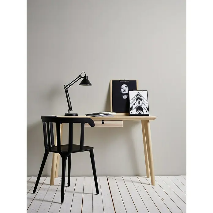 A.S. Création Vliestapete Majestic - Beige, Uni, 10,05 x 0,53 m - Moderner Schreibtisch mit Holzplatte, schwarzer Lampe und Stuhl. Ideal für ein stilvolles Arbeitszimmer oder Homeoffice.