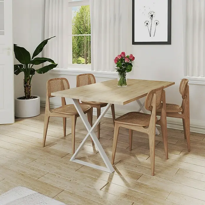 Rei Tischbein - B x H: 60 x 71 cm, Weiß - Ein heller Essbereich mit einem Holztisch mit weißem X-förmigen Gestell und vier Stühlen, dekoriert mit einer Vase mit rosa Rosen.