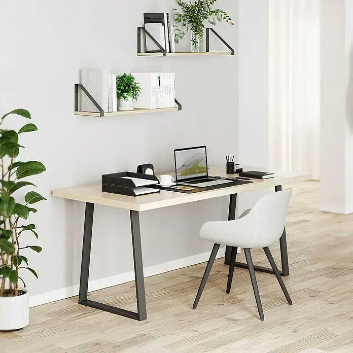 Rei Tischbein Trapez - B x H: 60 x 71 cm, Schwarz - Schreibtisch mit Ablagefächern an der Wand und einem Laptop darauf, dazu ein schöner Stuhl.