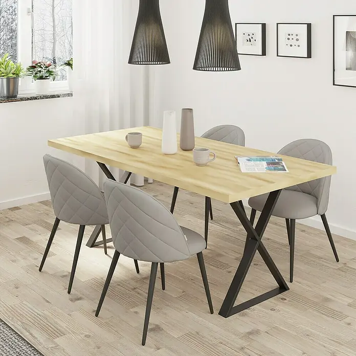 Rei Tischbein - B x H: 60 x 71 cm, Schwarz - Esstisch mit hellem Holz und vier grauen Stühlen. Darüber hängen zwei moderne Lampen. Dekorative Elemente auf dem Tisch.