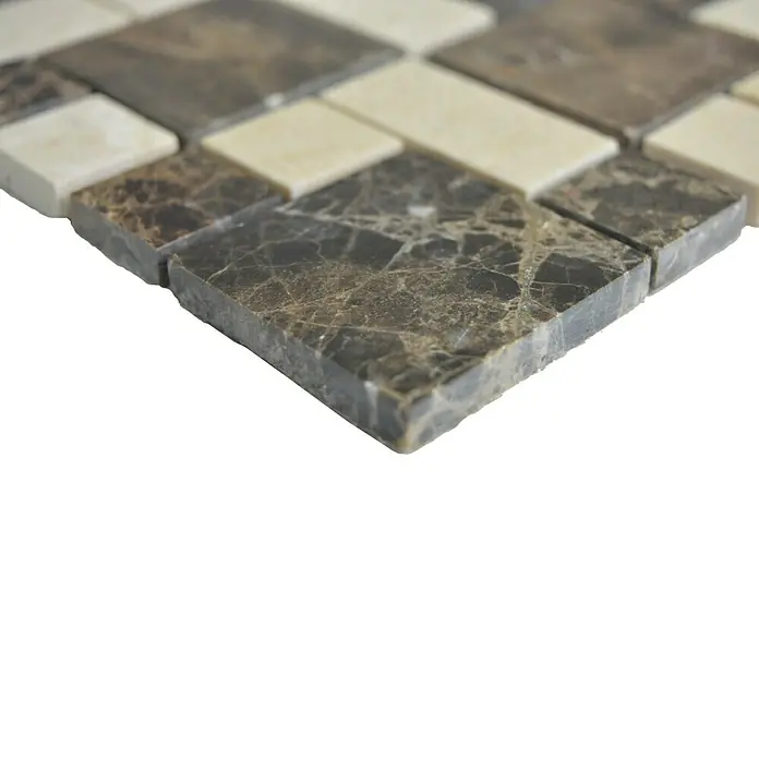 Mosaikfliese Mix Emperador XNM MC739 - 30,5 x 30,5 cm, Beige/Braun, Glänzend - Nahaufnahme eines Mosaiks aus dunklem und hellem Marmor, das ein elegantes und zeitloses Design für jeden Raum bietet.